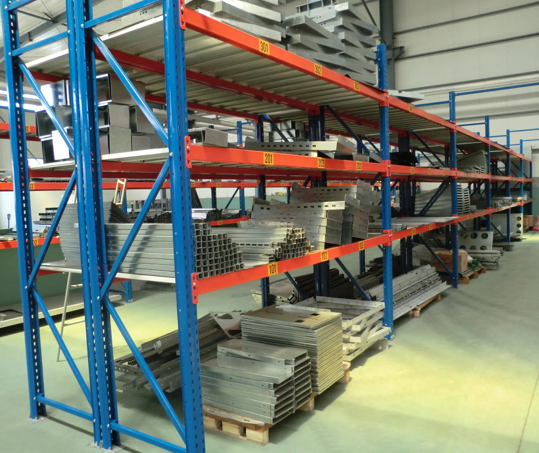 Long span shelving system used in manufacturing warehouse