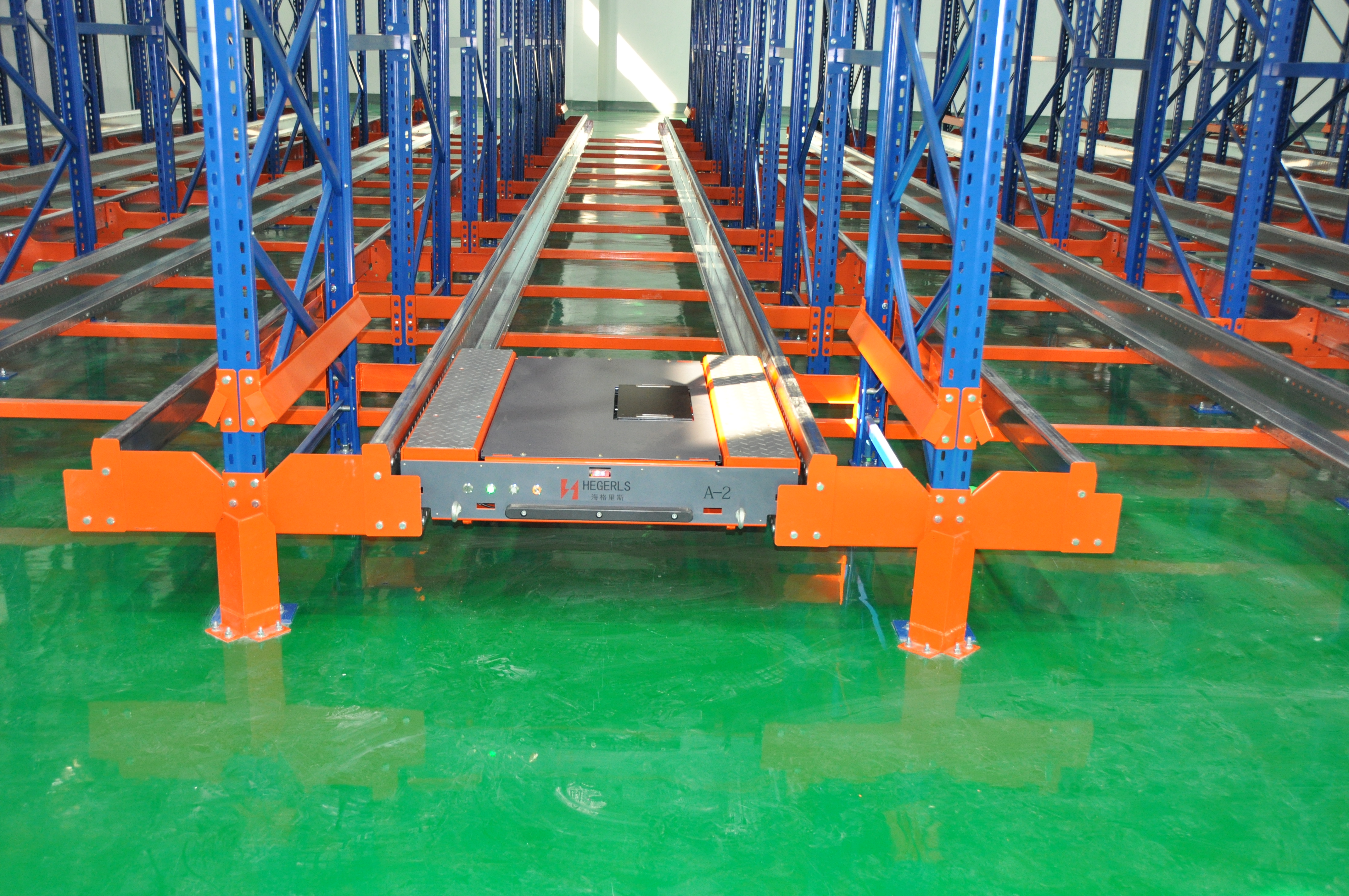 Pallet shuttle system for high-density storage