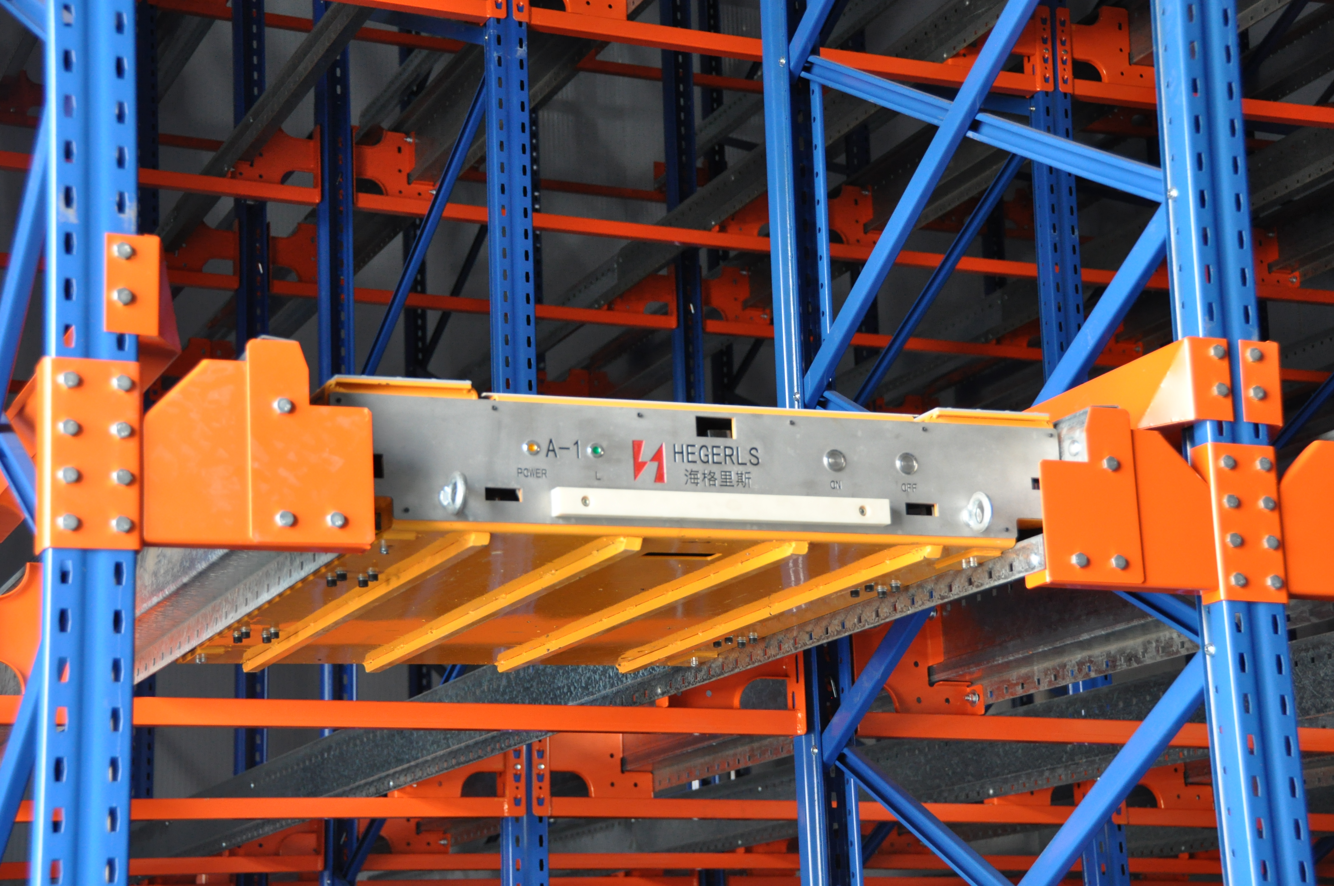 two-way shuttle system for pallet storage