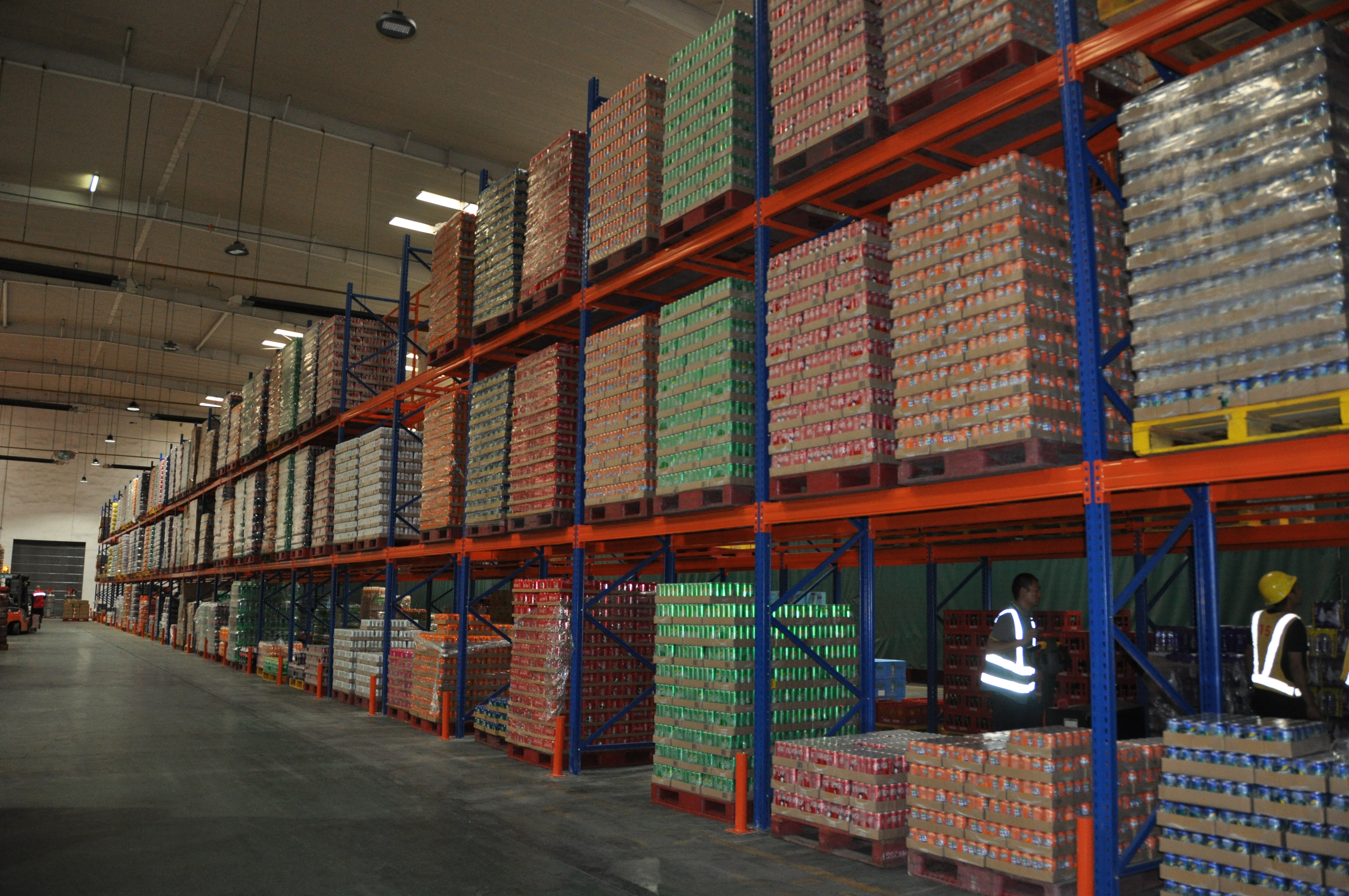 Heavy-duty warehouse racking structure with palletized goods