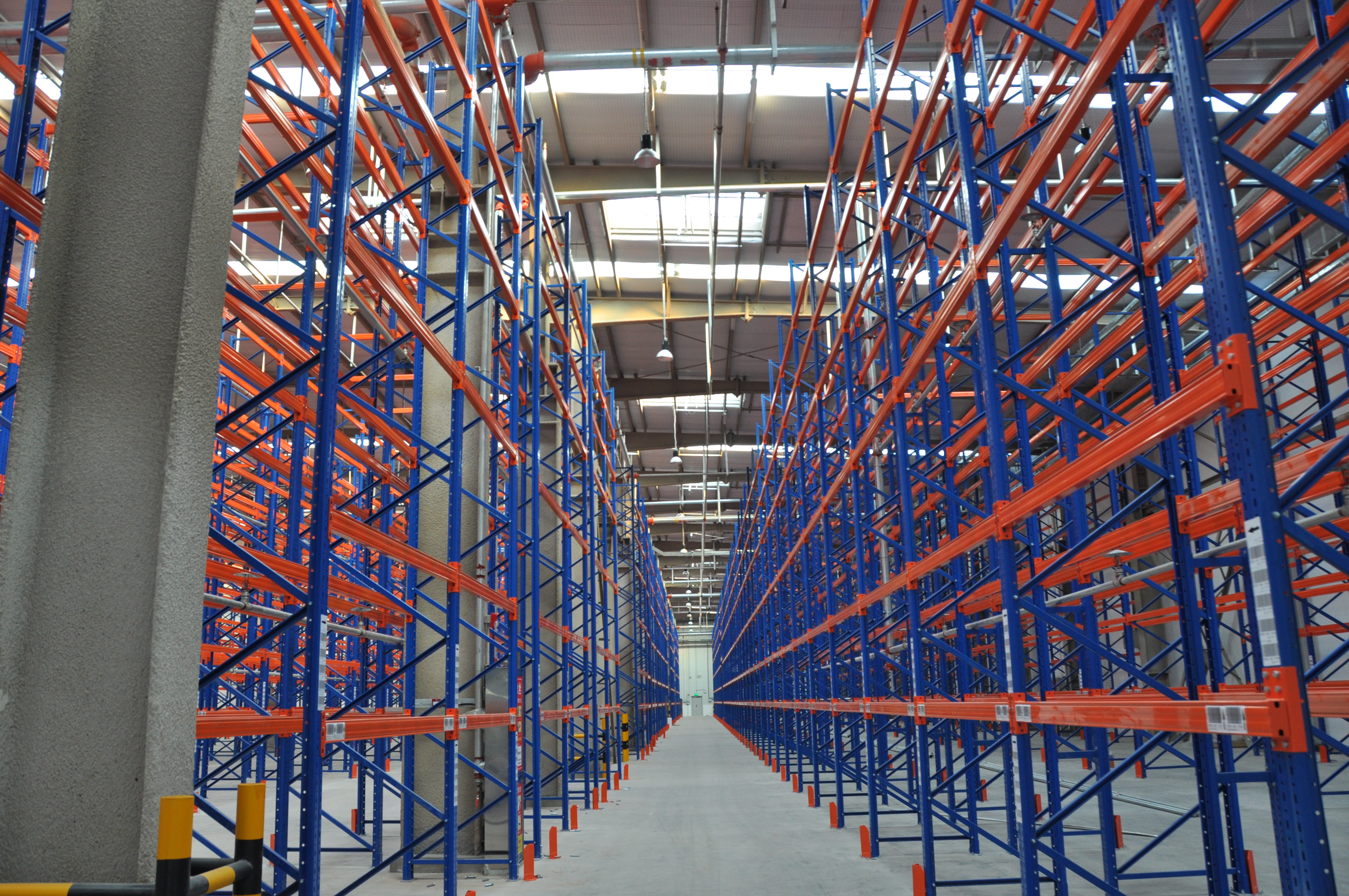 Selective pallet racking for warehouse storage