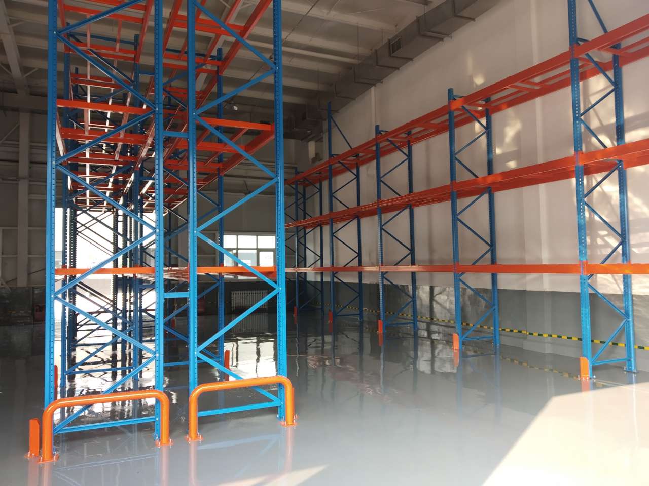 Selective pallet racks for industrial warehouse storage