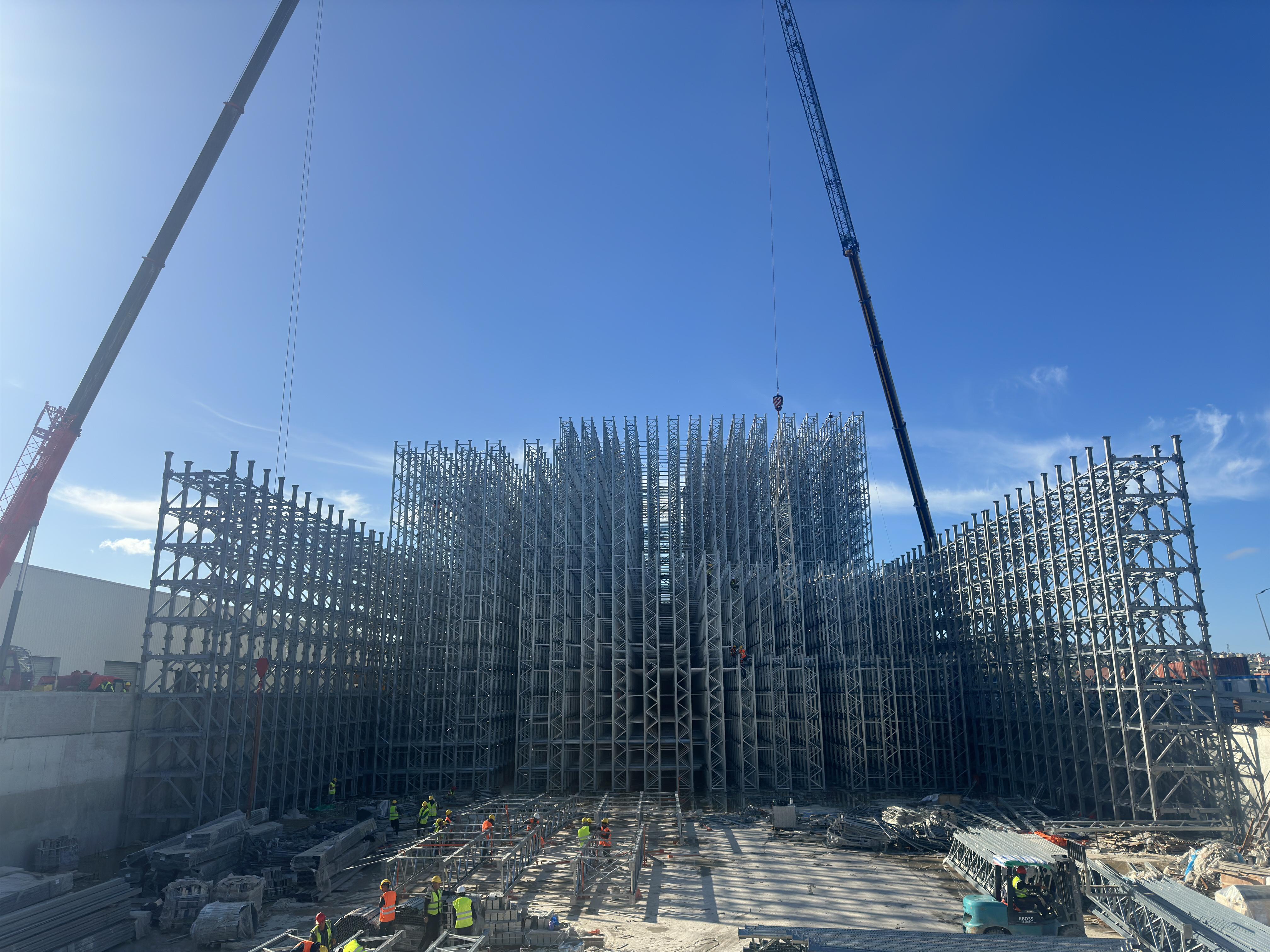 Rack-supported warehouse construction with integrated storage rack structure