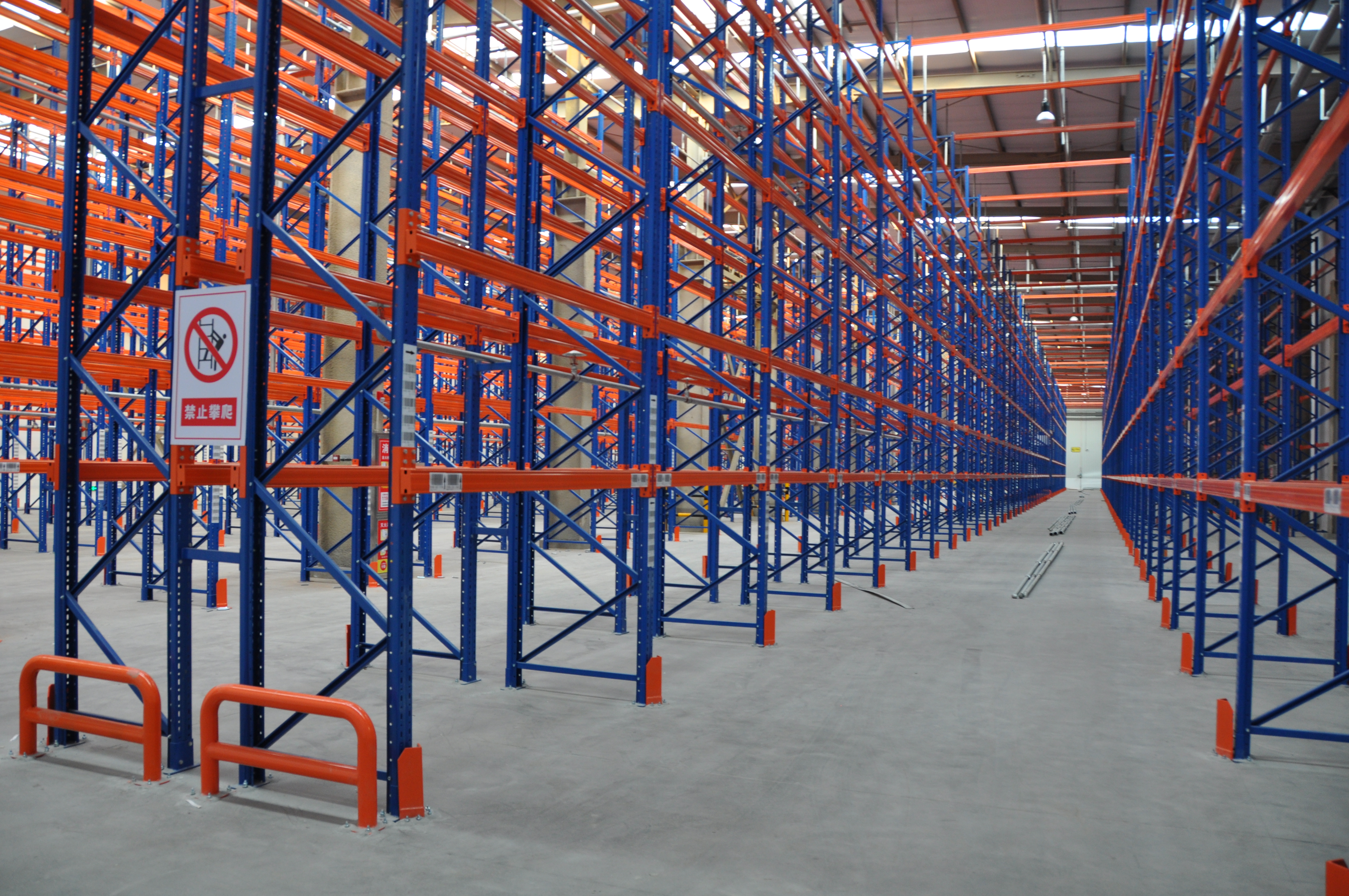 Industrial pallet rack load capacity and structural components