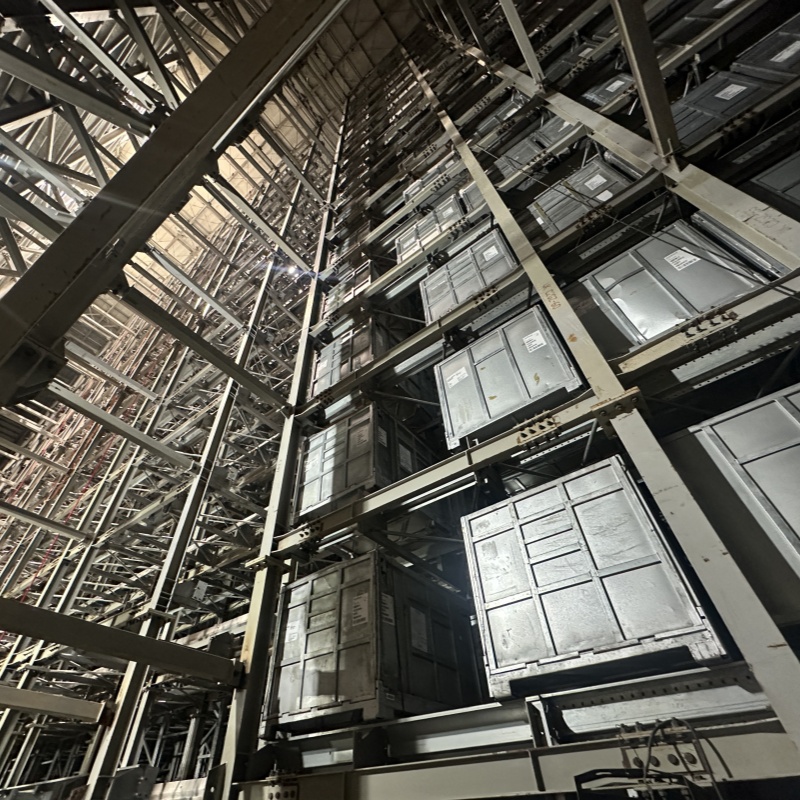 Automated pallet storage and retrieval system operating in high bay warehouse racks